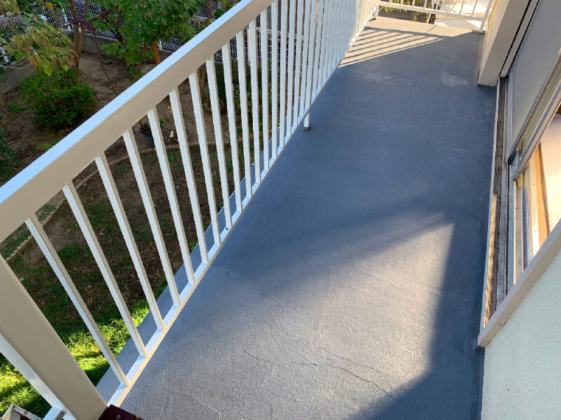 塗装完了後のバルコニー防水面が美しく仕上がった状態