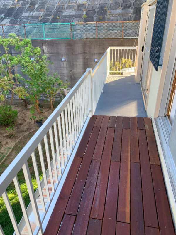 完成したウッドデッキと防水塗装を施したバルコニーの全景