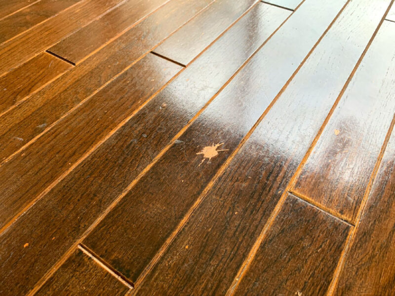 オーク無垢フローリングの表面に残るカラーワックスのムラ