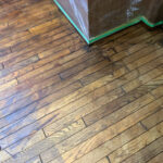 ワックス除去後のオーク無垢フローリングに残るムラと変色