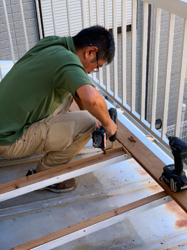 セランガンバツ材を下地にビス留めする作業風景