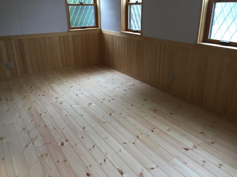 補修後のノルディックパイン無垢フローリングと木質感あふれる内装