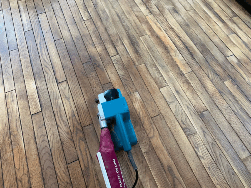 床研磨機で再施工中のオーク無垢フローリング