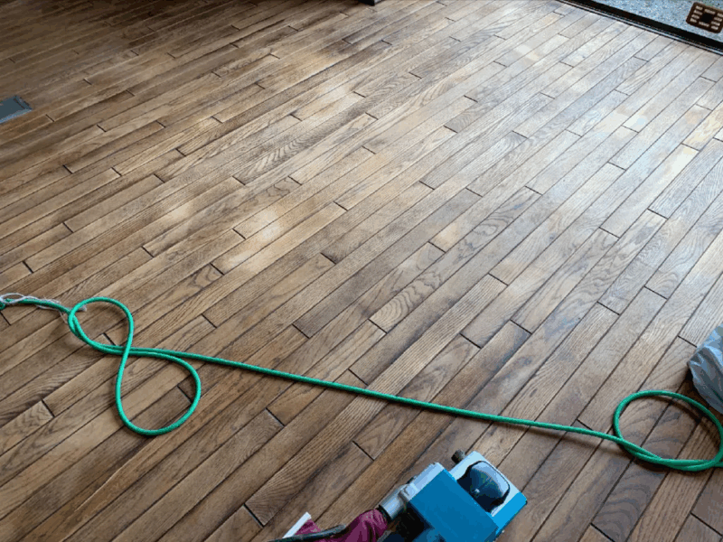 サンダー研磨中のオーク無垢フローリング全体