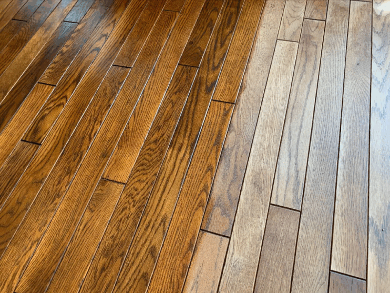 左側が塗装済み、右側が未塗装のオーク無垢フローリング