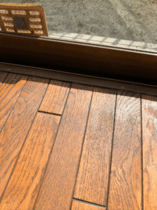 日差しを受けて輝くオーク無垢フローリングの表面