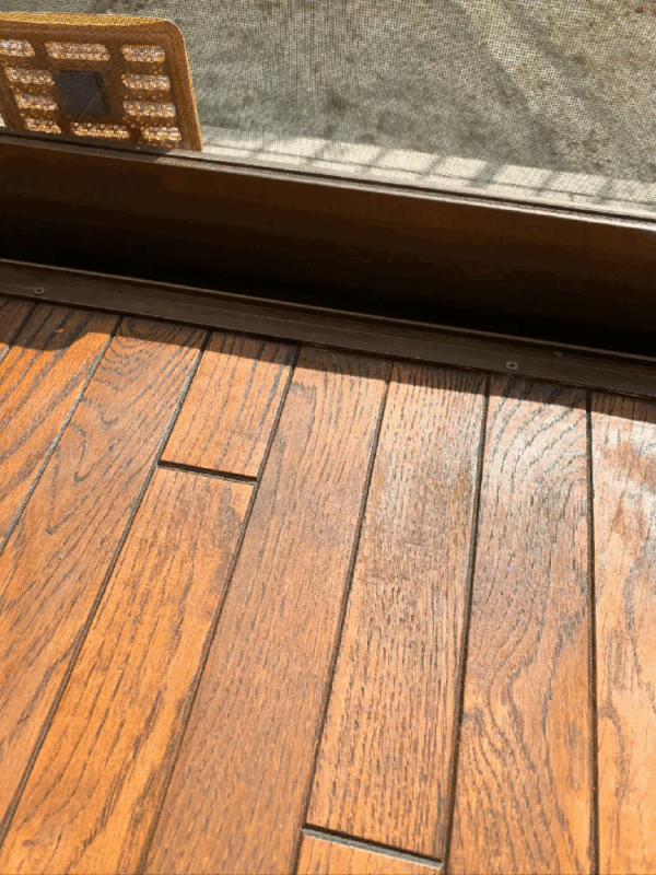 日差しを受けて輝くオーク無垢フローリングの表面