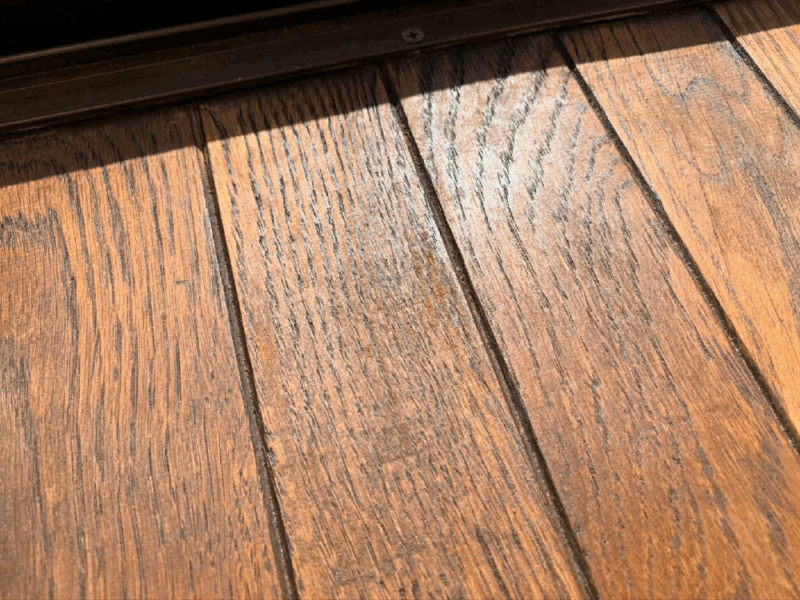 再生後のオーク無垢フローリングが敷かれた室内の様子