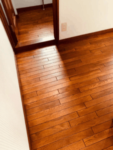 壁際まで美しく仕上げられたオーク無垢フローリングの再塗装後写真