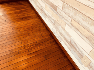 乾燥中のオーク無垢フローリングのオイル塗装仕上げ