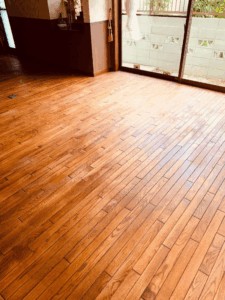 窓際で光を反射するオーク無垢フローリングの表面