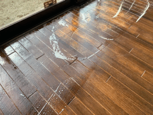 無垢フローリング上に残る剥離剤の泡と汚れの様子