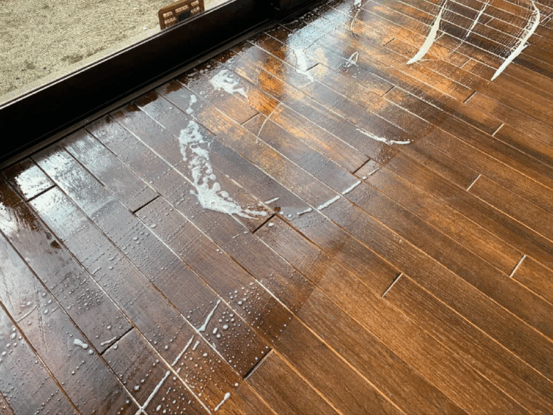 無垢フローリング上に残る剥離剤の泡と汚れの様子