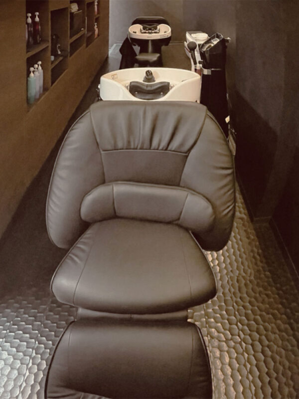 シャンプー台とリクライニングチェアの並ぶ施術スペース
