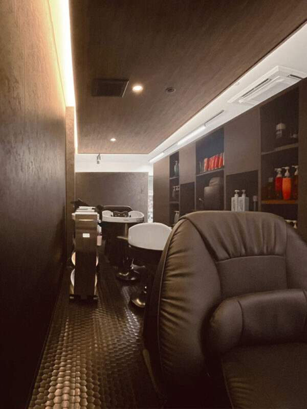 天井照明が照らすダークトーンの店内とフローリング