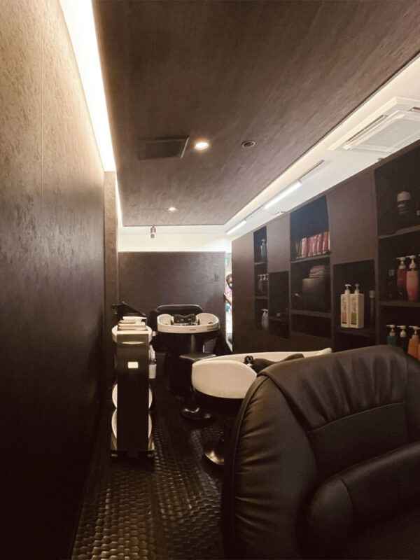 シャンプー台とフロアが一直線に並ぶ施術エリア