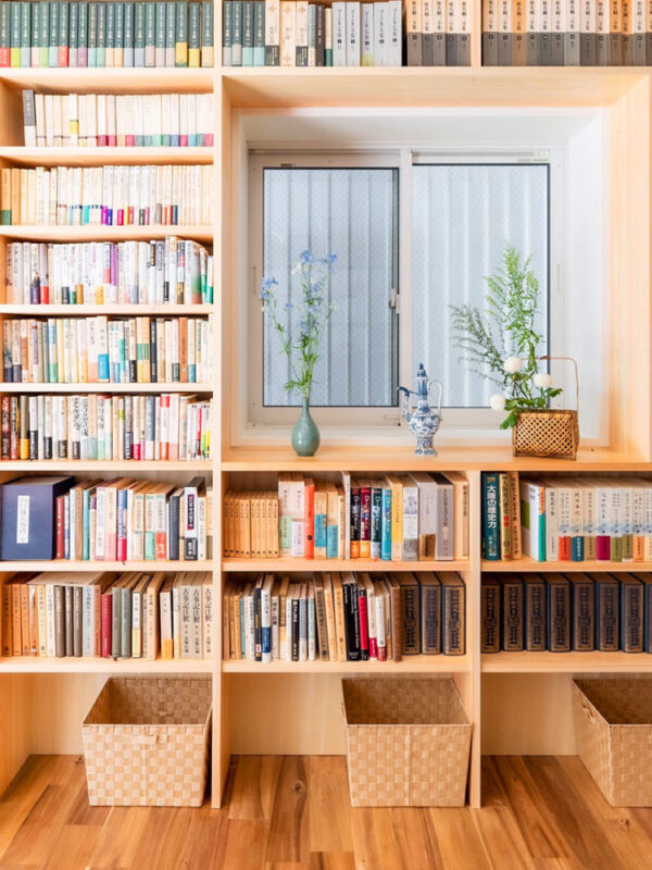 懐徳堂の蔵書と花が飾られた木製の本棚