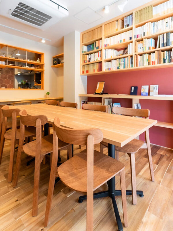 赤い壁面と木の本棚が印象的な懐徳堂の内装