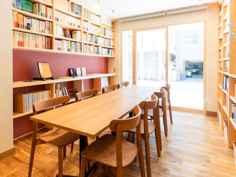 大きな窓から自然光が差し込む哲学カフェ懐徳堂の店内