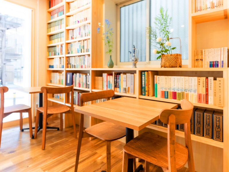 アカシア無垢フローリングと北山檜の家具で統一された「哲学カフェ懐徳堂」の読書スペース