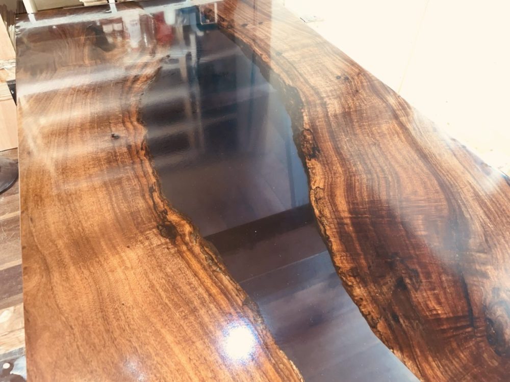 ライチのレジンテーブル｜エキゾチックな木肌と唯一無二のアート家具