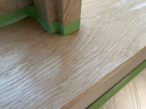 オーク材に現れた黒い鉄染みの拡大写真。カビではなく金属との化学反応による黒ずみ。