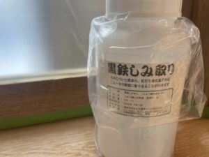 鉄染み専用クリーナー「黒鉄しみ取り」のボトル。シュウ酸を主成分とした木部用除去剤。