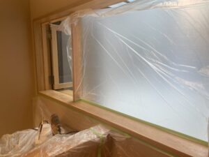 無垢木部を養生して鉄染み除去作業を行う様子。オーク建具の黒いシミ対策前の状態。
