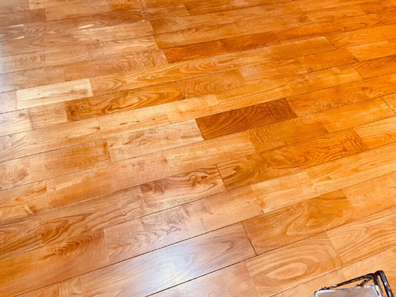 補修と再塗装が完了し、艶やかで自然な色味に戻ったチェスナット無垢フローリング。