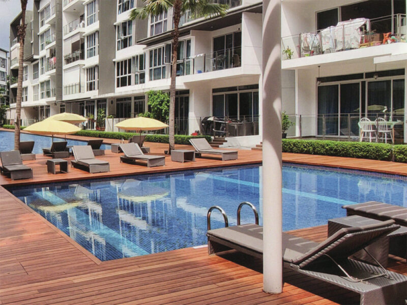 シンガポールの高級マンションプールサイドに施工されたノンビス工法メルバウウッドデッキ