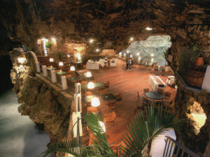 イタリアの洞窟内レストランで採用されたノンビス工法メルバウウッドデッキ