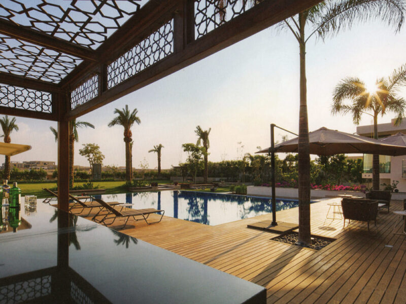 プールサイドに施工されたノンビス工法メルバウウッドデッキ