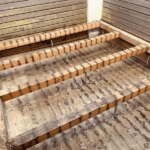 既存床板をすべて撤去し、根太だけが残ったウッドデッキの状態。