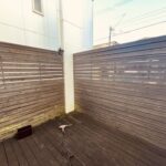 加古川市の住宅で、劣化した既存ウッドデッキの撤去前の様子。