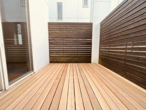セランガンバツ材のウッドデッキ施工が完了した加古川市の住宅。