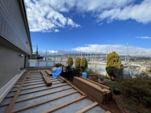 西宮市のルーフバルコニー施工現場。六甲山を望む風景とデッキ下地の様子