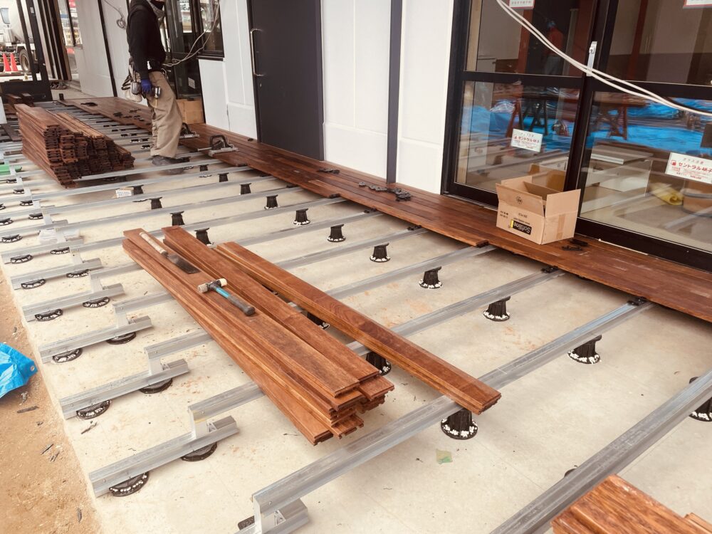 ノンビス工法デッキ材の魅力｜ビスが見えない美しい仕上がりと高耐久性