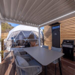 バーベキューグリルを備えたドームテント横のテラススペース