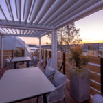 夕焼けに染まる浜名湖グランピングのウッドデッキテラス