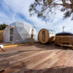 ドームテントとバレルサウナ、バスタブが並ぶ浜名湖グランピング