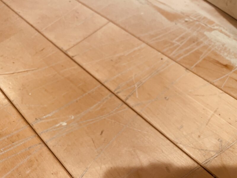 大阪スクールオブミュージック専門学校のスタジオ床に刻まれたウレタン塗装の傷と汚れ