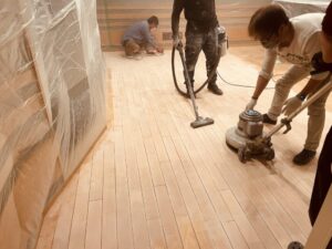 吸音壁を養生しながら行う無垢フローリングの研磨作業