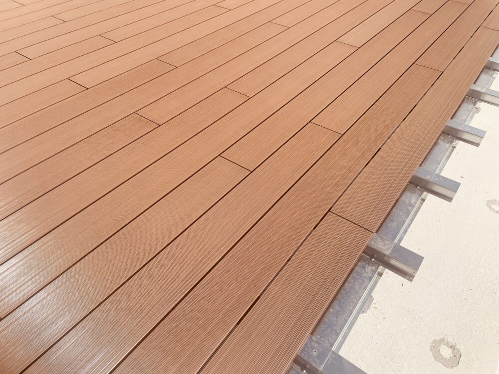人工木デッキ材｜天然木に代わる高耐久・低メンテナンスの新しい選択肢