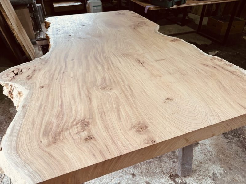 唯一無二の瘤杢ケヤキ一枚板テーブルを極上仕上げ | エコロキア株式