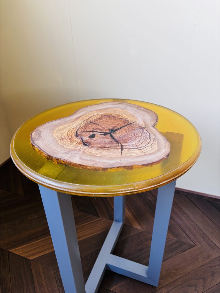 一点物】オリーブ丸太×レジンのサイドテーブル｜自然美とモダンが融合