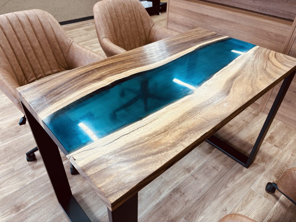 モンキーポッドのレジンテーブル｜ダイナミックな木目と透明感あるデザインが融合