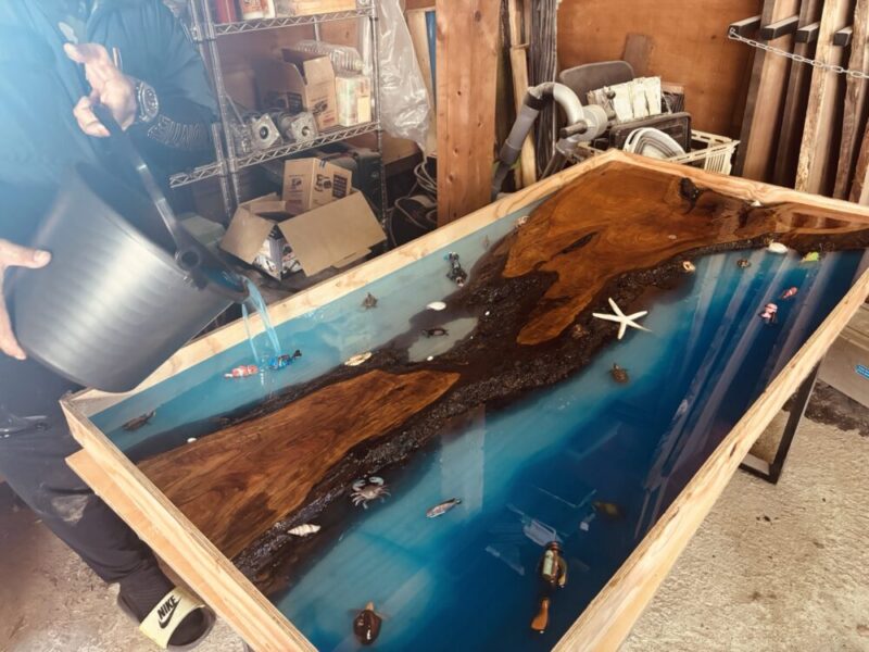 別角度から見たレジン流し込みの様子。桜の板とブルーのレジンが融合