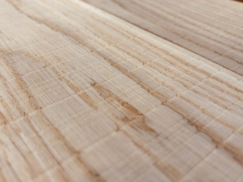 オーク複合フローリングに施されたノコ目加工の表面アップ