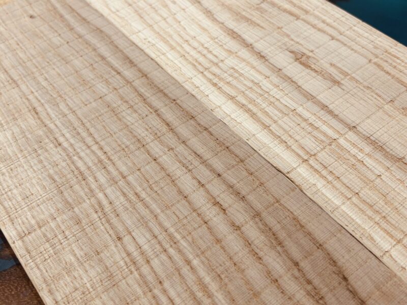 オーク複合フローリングに施されたノコ目加工の俯瞰写真