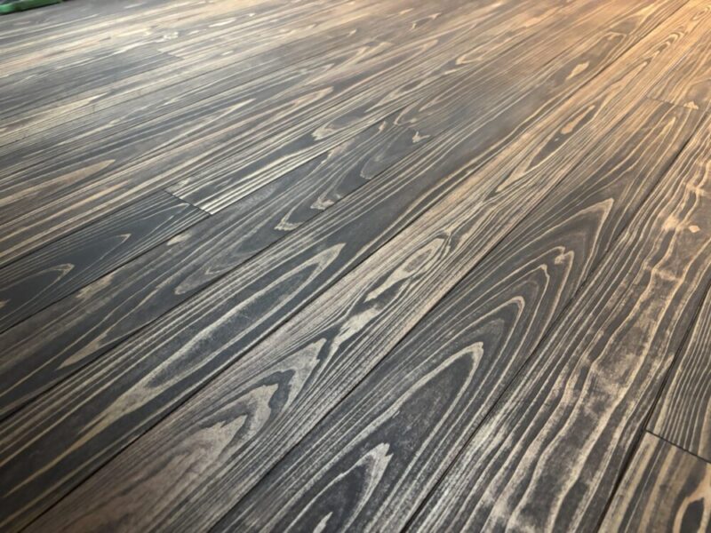 研磨によって杢目が際立つヒノキ無垢フローリング